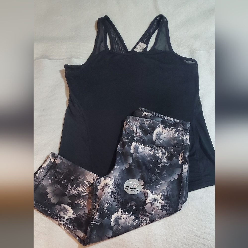 Danskin 2 Piece Black, Gray Floral Capri Leggings And Black Top. Sz 8-10 Medium
